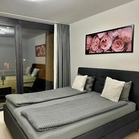 דירה The Peony In Smichov, 5 *