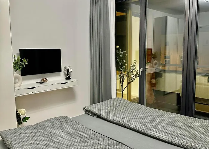 The Peony In Smichov, 5 *